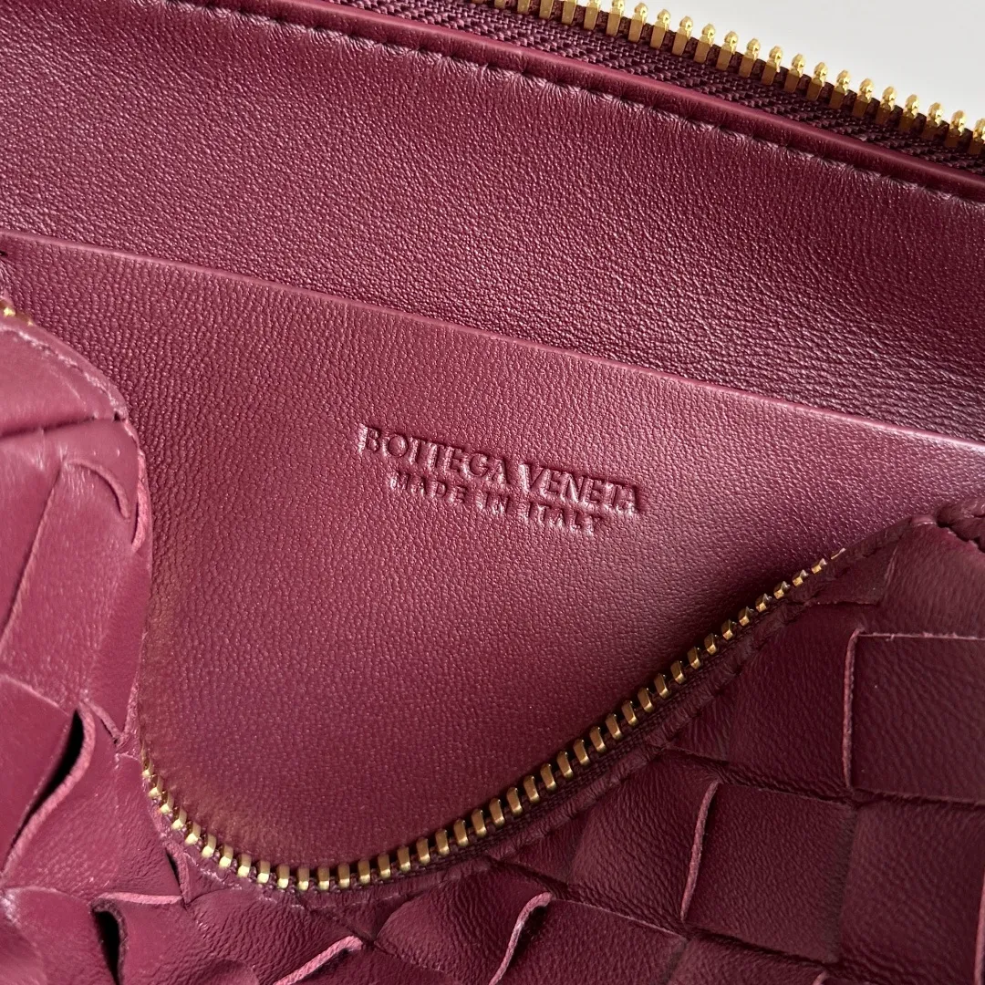 Batch 1260 BV new mini bag ceiling Bottegaveneta new Concert Pouch bag is small and has a large capacity. It can hold a Pro max mobile phone. The shoulder strap is adjustable for cross-body carry. It is very cost-effective when carried on one shoulder. The latest small bag in autumn has a lot of capacity. It can hold 4 short clips. I also tried it and it can hold one of my fists. It is cute, the capacity is touching and the length of the shoulder strap is adjustable for daily commuting. Full score 10 #bv woven bag Style number: 794258 Size: 18.5*11.5*8.5cm